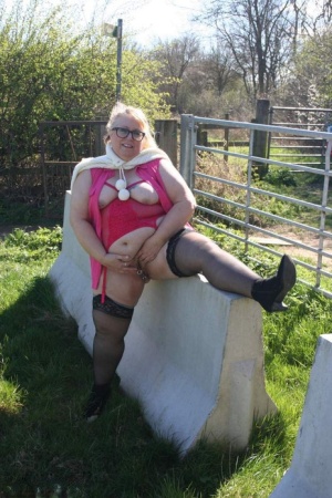 Obese UK blonde Lexie Cummings shows her big ass and pussy while outdoors