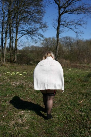 Obese UK blonde Lexie Cummings exposes her tits and huge ass in a field