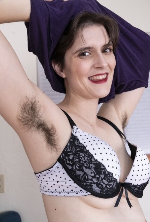 Amateur chick Sosha Belle reveals her hairy underarms and bush while disrobing