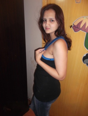Indian amateur Sonia Bhabhi lifts up her tank top and fondles her titties