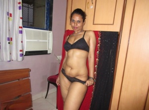 Indian solo model is all tease in just her black bra and matching underwear