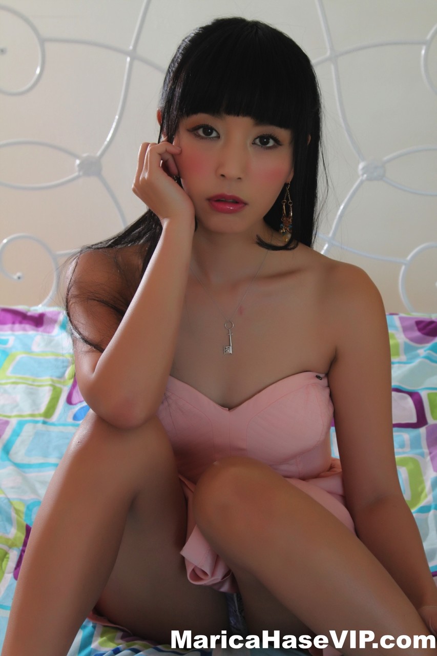 JAVかわいい日本人熟女長谷マリカがベッドで濡れて角質になる