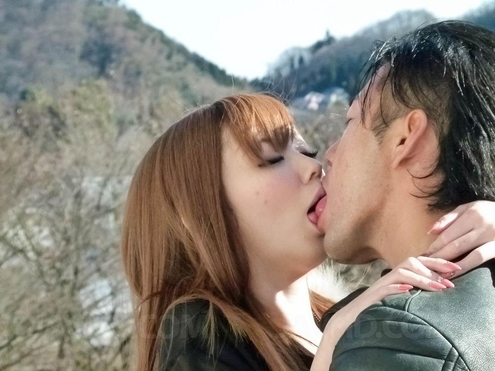 Японская рыжая Бурума Аой целует своего парня перед сексом на кровати