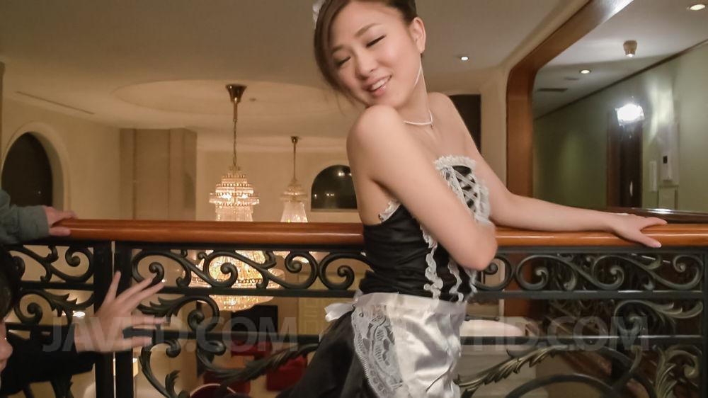 JAV Japanese maid Maki Horiguchi willingly participates in a blowbang