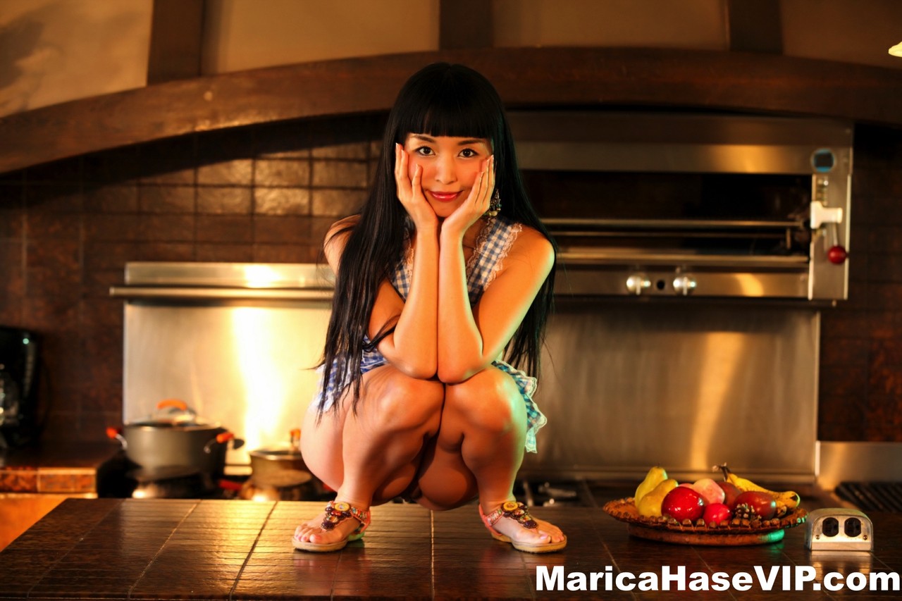 Японская домохозяйка Марика Хасэ в японском порно видео выпускает свои сиськи и пизду из фартука