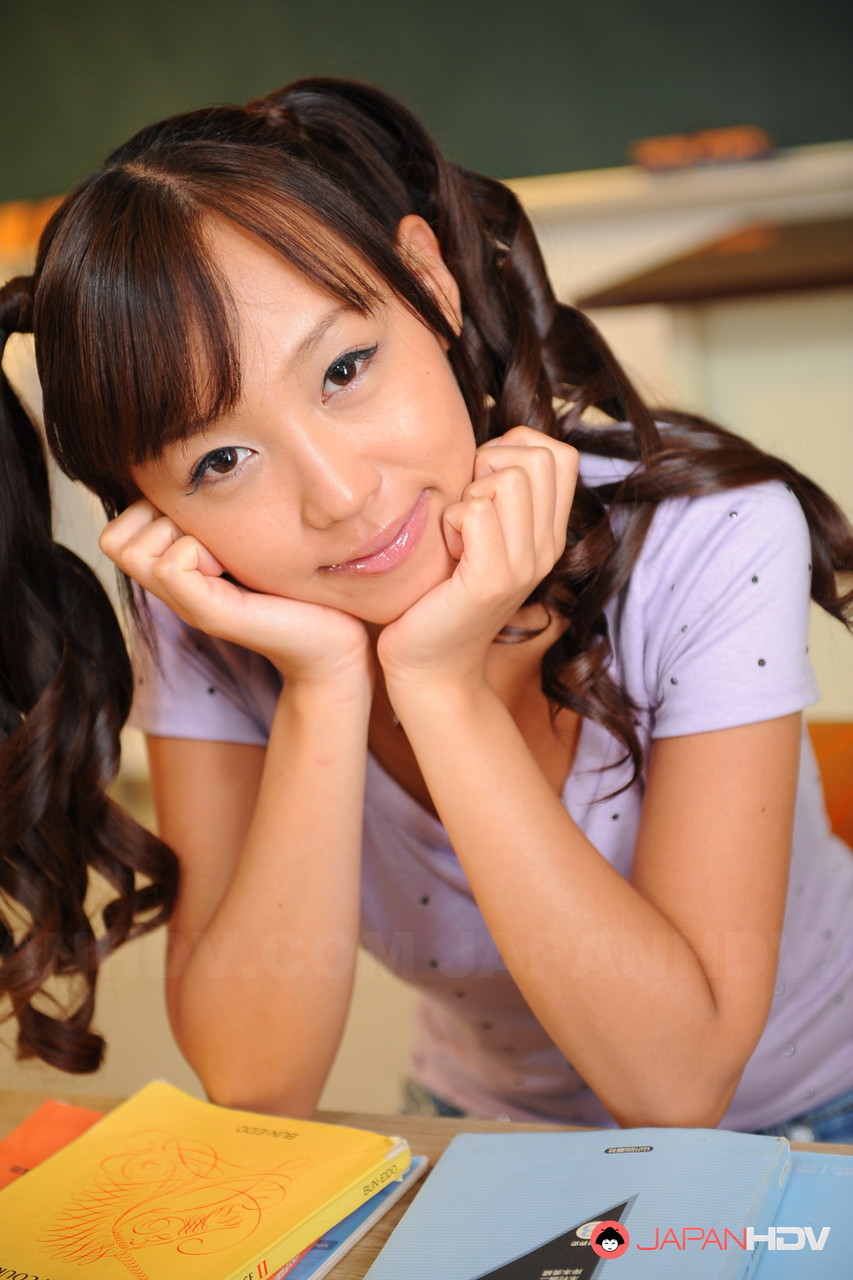 JAV 중계 커넥터 아시아 귀염둥이 Nagisa가 캠에 그녀의 아름다운 옷을 입고 포즈를 취함
