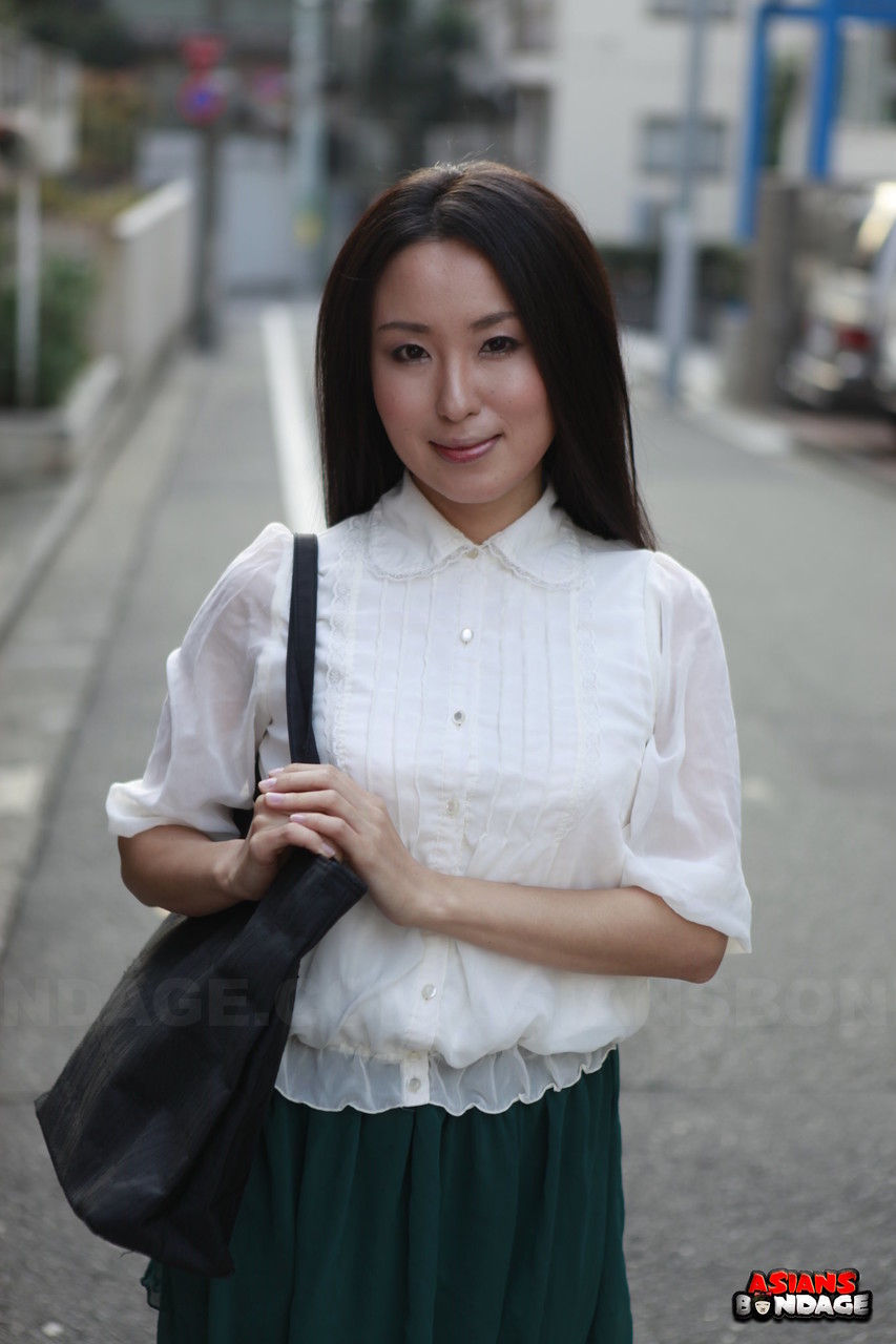 JAV Japanese schoolgirl Anna Sakura pauses in the street to flaunt her hot beauty