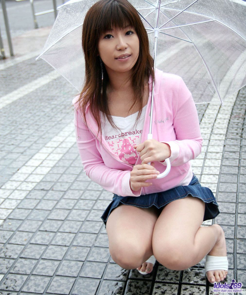JAV 가슴이 큰 일본인 소녀 히로노는 팬티와 주름 치마에서 그녀의 수풀을 풀어줍니다.