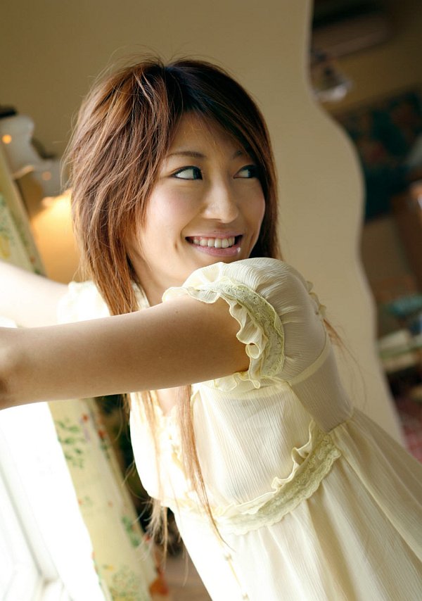 JAV 젊은 일본 소녀 유 산토메(Yu Santome)가 하얀 끈 팬티를 입고 유혹적인 포즈를 취합니다.