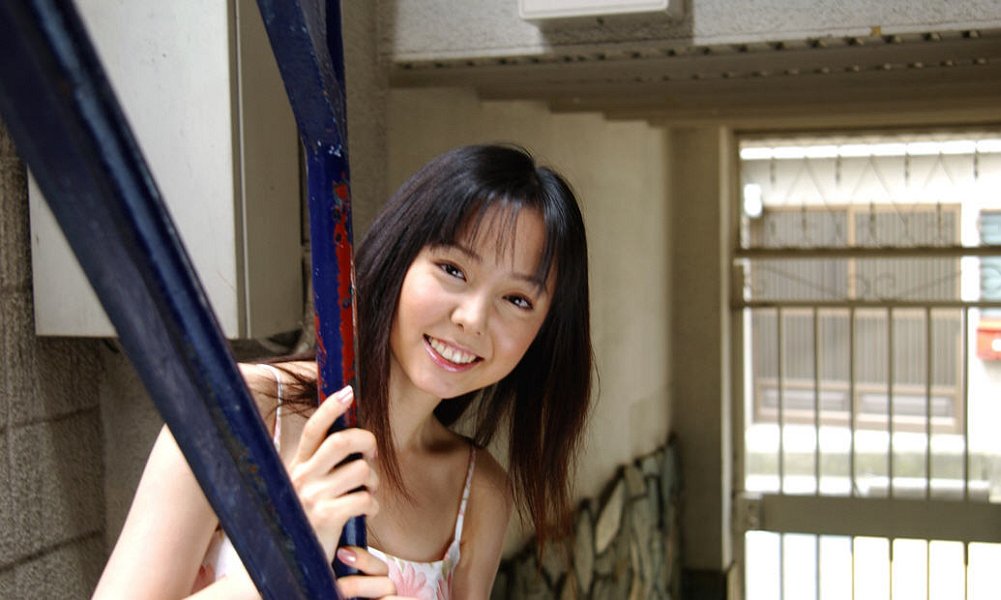 JAV Милая японская тинка Юи Хасуми улыбается, показывая свой волосатый кустик