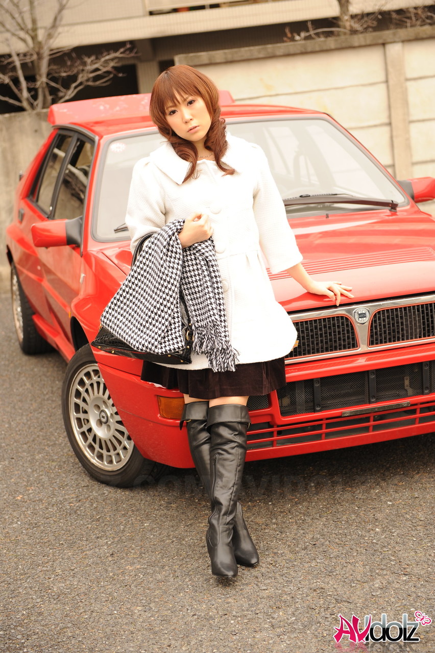 JAV日本人モデル森田裕子が黒いブーツを履いたまま美脚を見せる