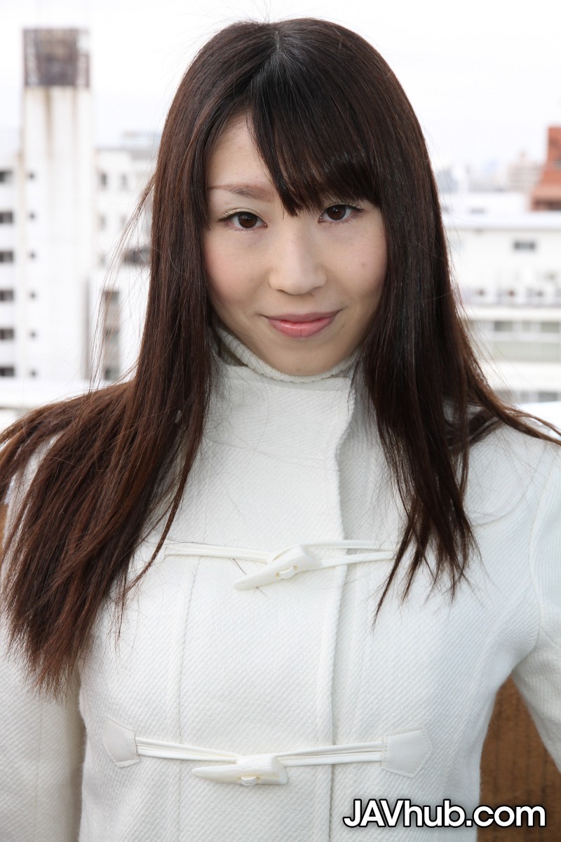 JAV 일본인 미인 우에다 하루나(Haruna Ueda)는 알몸이 되는 동안 그녀의 풀 부시를 공개합니다.