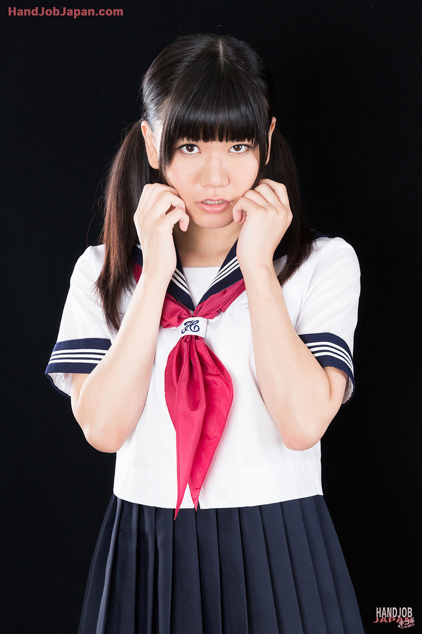 JAV かわいい日本の女子高生が HJ 後に顔にザーメンを得る前にマンコをむき出しにする