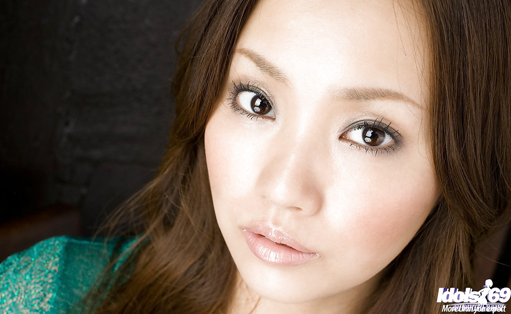JAV 사랑스러운 아시아 베이비 하이힐을 신고 있는 리카 아이우치(Rika Aiuchi)는 그녀의 큰 가슴을 보여줍니다.