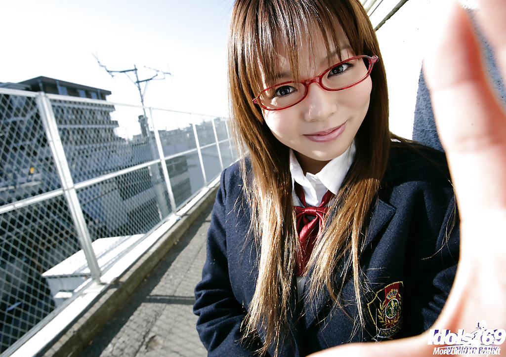 JAV Грязная азиатская школьница Yume Kimino снимает юбку и трусики
