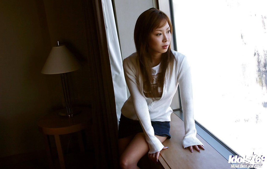 Японское порно: соблазнительная азиатка с соблазнительной задницей избавляется от одежды