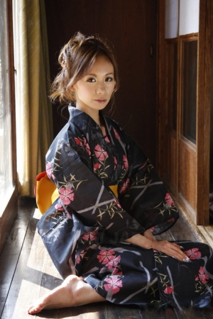 Japanese model Shuri Maihama removes upskirt panties in a kimono 76322033