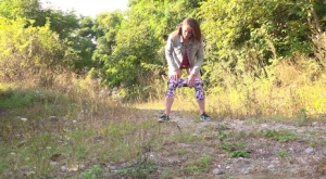 Short taken girl Valentina Ross pulls down her leggings for a piss outdoors