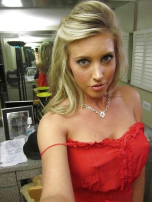 Samantha Saint with big boobs makes amateur shots of her naked body 10287558