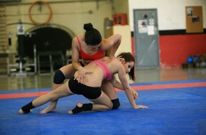 Sporty chicks fight on a wrestling floor for a lesbian domination