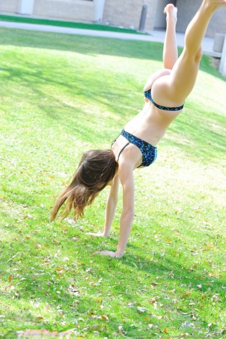 Caucasian teen gets completely naked before showing her flexibility on a lawn 62484260