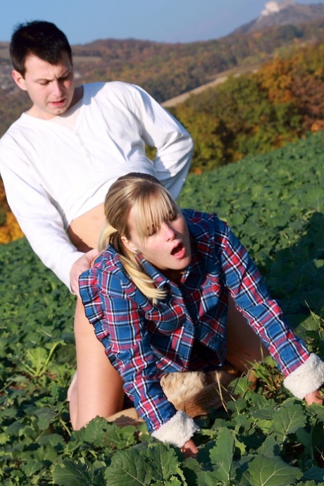 Blonde teen Marry Queen takes a cumshot on her back after sex in a field 22417005