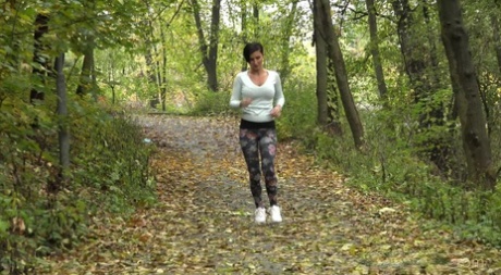 Female jogger Gabriellla Gucci pulls down her leggings for a pee in the woods 21984484