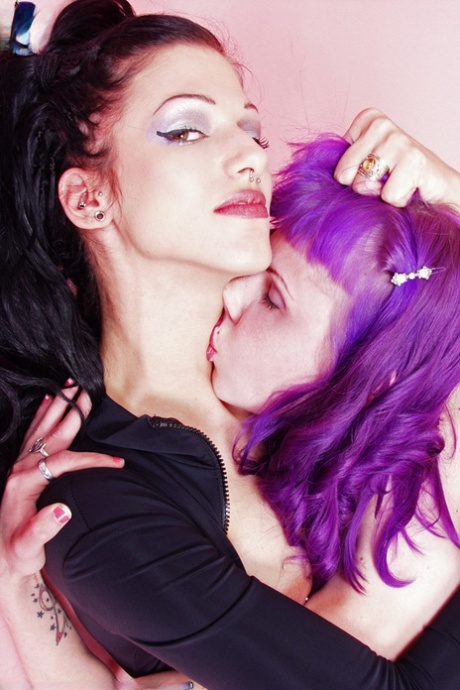 Goth girl Szandora partakes in lesbian sex acts with her girlfriend Kellie 22513945