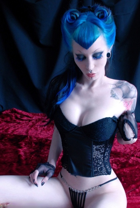 Goth girl Razor Candi sports blue hair and fingerless gloves while posing nude 43507275