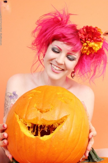 Big titted alt girl Xanthia Doll carves a pumpkin while naked in leg warmers 72762971