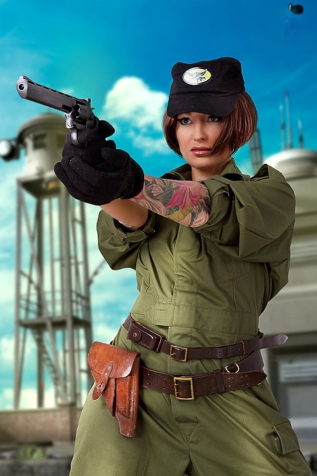 Cosplayer reveals her tattooed back and great body during solo action