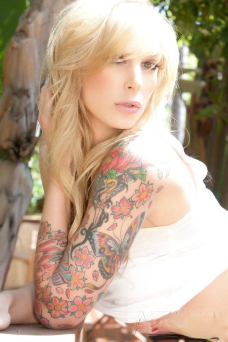 Tattooed blonde Brooke Banner parts her pussy lips on a shady patio 97506747