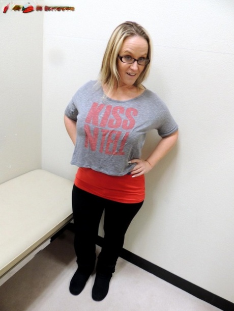 Fat housewife Dee Siren exposes her big ass in full-length mirror 52719870