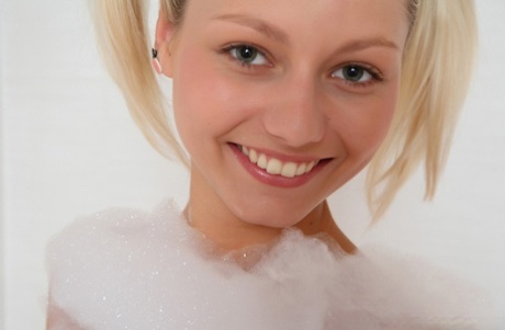 Cute blonde teen Pinky June masturbates while taking a bubble bath 29904095