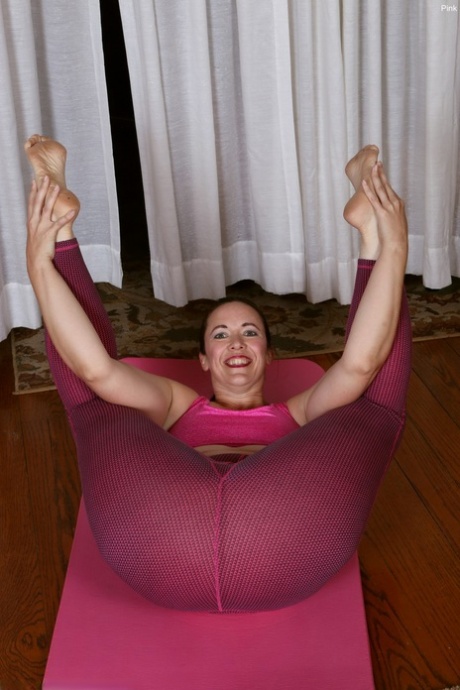Middle-aged lady showcases her hairy vagina while doing yoga 86056222