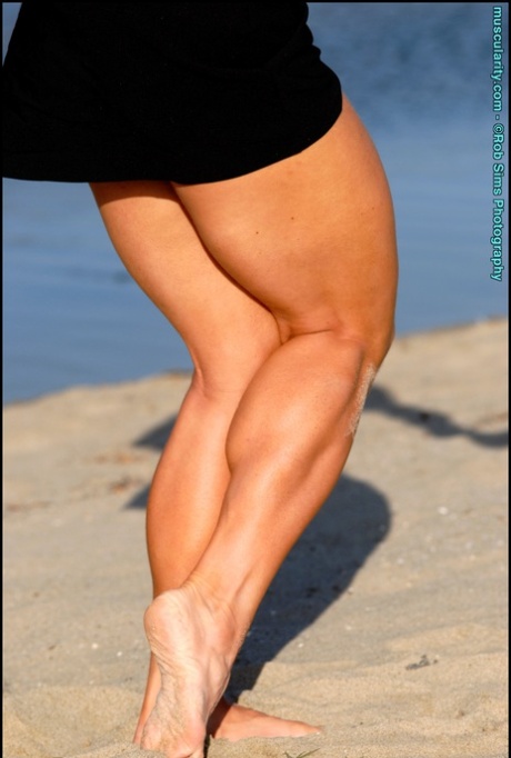 Brunette bodybuilder Lada Phihalova flexes in bare feet while on a beach 75320000