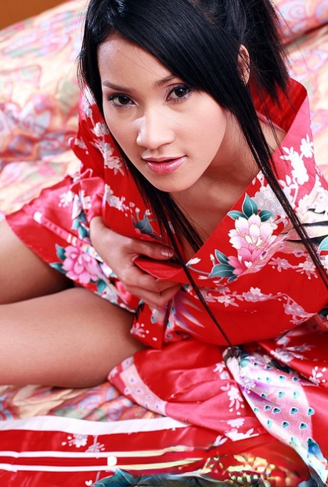 Japanese girl Memi Paweena removes traditional clothing to pose in the nude 96266139