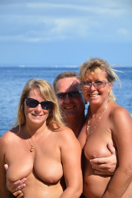 Chubby naked Sweet Susi indulging doggystyle in sizzling beach threesome 25922492