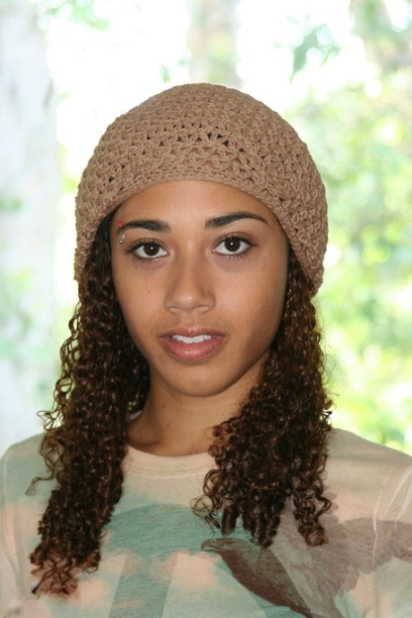 Ebony amateur Mi Mi Allen wears crocheted skull cap while posing in the nude 87689215
