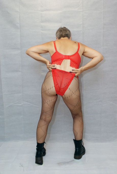 Old amateur Savana models red lingerie in pantyhose and black boots 83597424