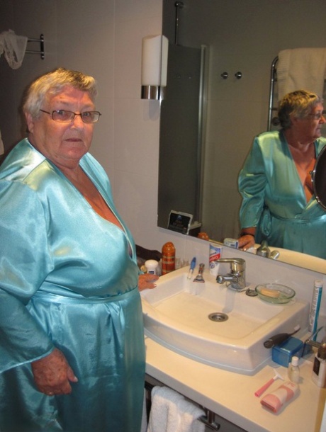 Morbidly obese woman Grandma Libby shaves before taking a bubble bath 31526985