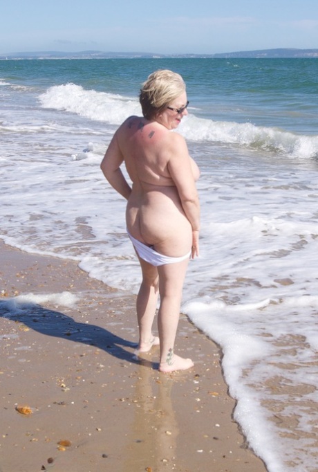 Mature amateur Speedy Bee gets naked in shades on a British beach 93991038
