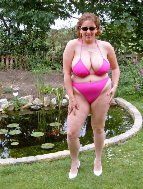 Brazen mature fatty Curvy Claire sheds bikini in the backyard to finger fuck 31691519