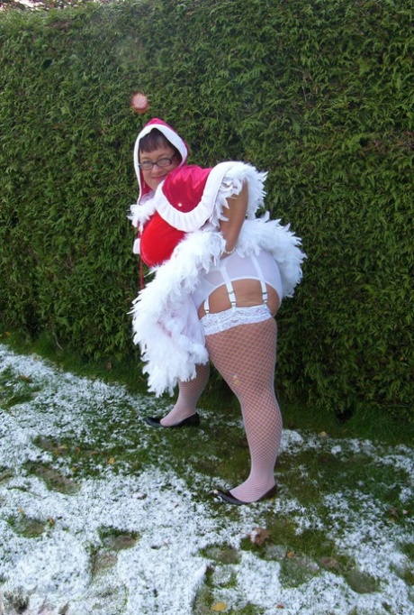 Fat amateur Warm Sweet Honey engages in outdoor lesbian sex at Christmas 56369708