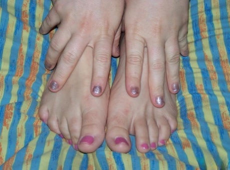 Amateur woman Toni Faye paints her toenails before having POV sex 84364796