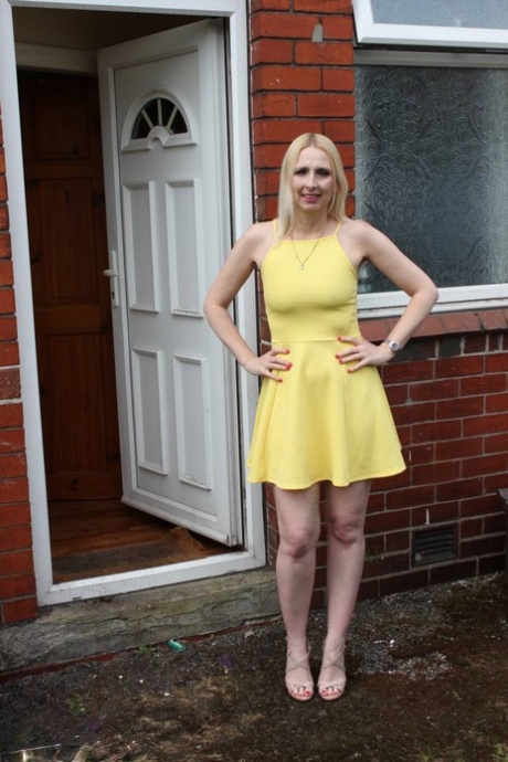 Blonde amateur Tracey Lain flashes outside her house before deep anal fucking 44424917