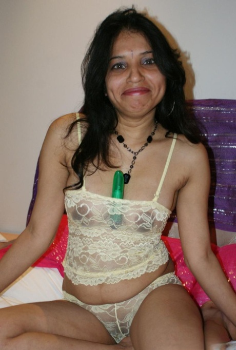Indian MILF Kavya Sharma gets totally naked before masturbating with a sex toy 85037202