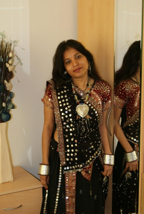 Indian MILF Kavya Sharma does away with traditional clothing to get naked 89028161