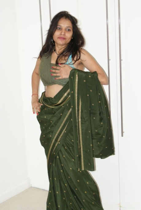 Indian MILF Kavya Sharma removes her clothing to get naked in a teasing manner 91187368