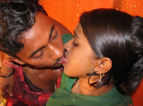Indian Kissing Couple Nude & Porn Pics - ViewGals.com
